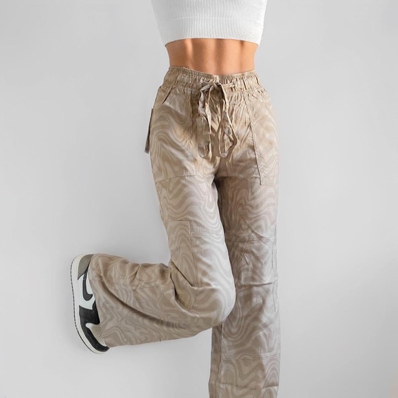 Urban Outfitters Cargo Wide Leg Printed Pant in Swirl Tan - Picture 1 of 5